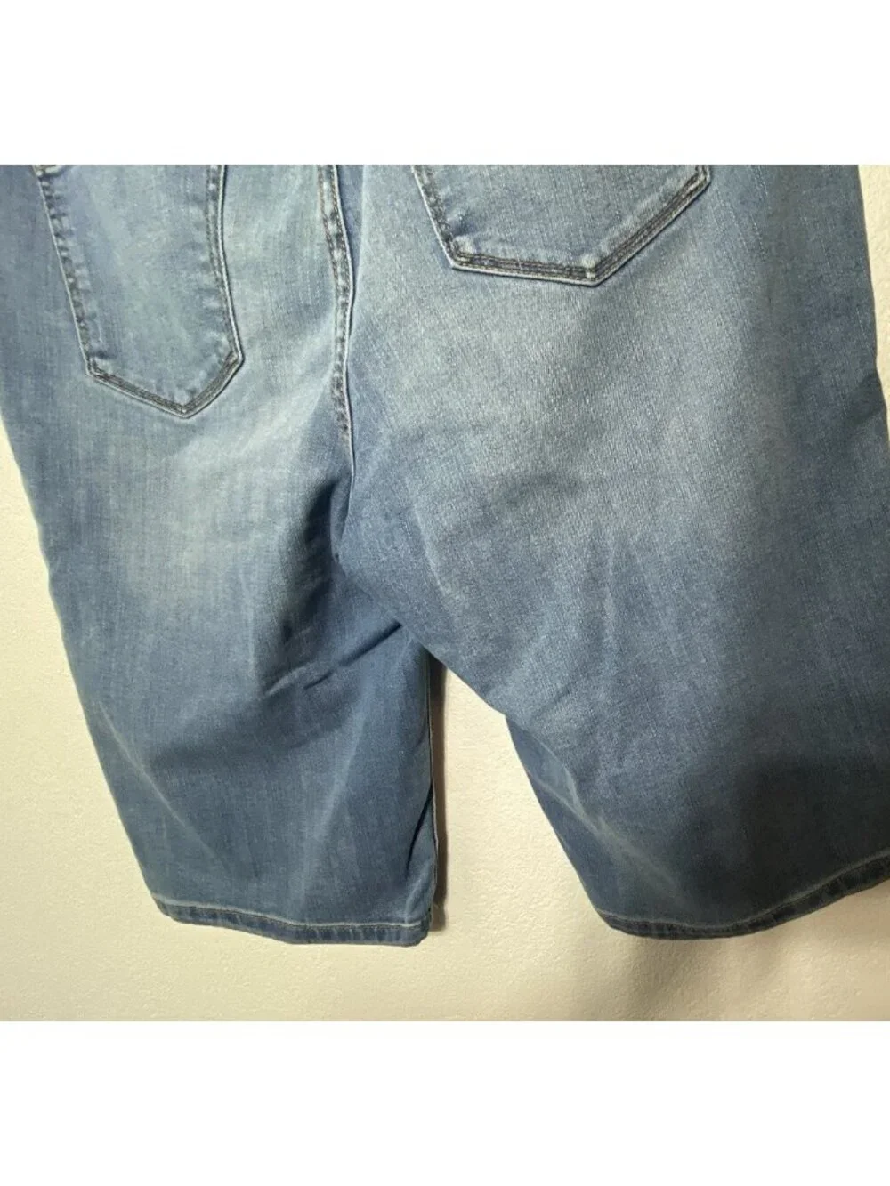 St Johns Bay Women Size 10 Bermuda Jean Shorts 32X12”Medium Wash Denim